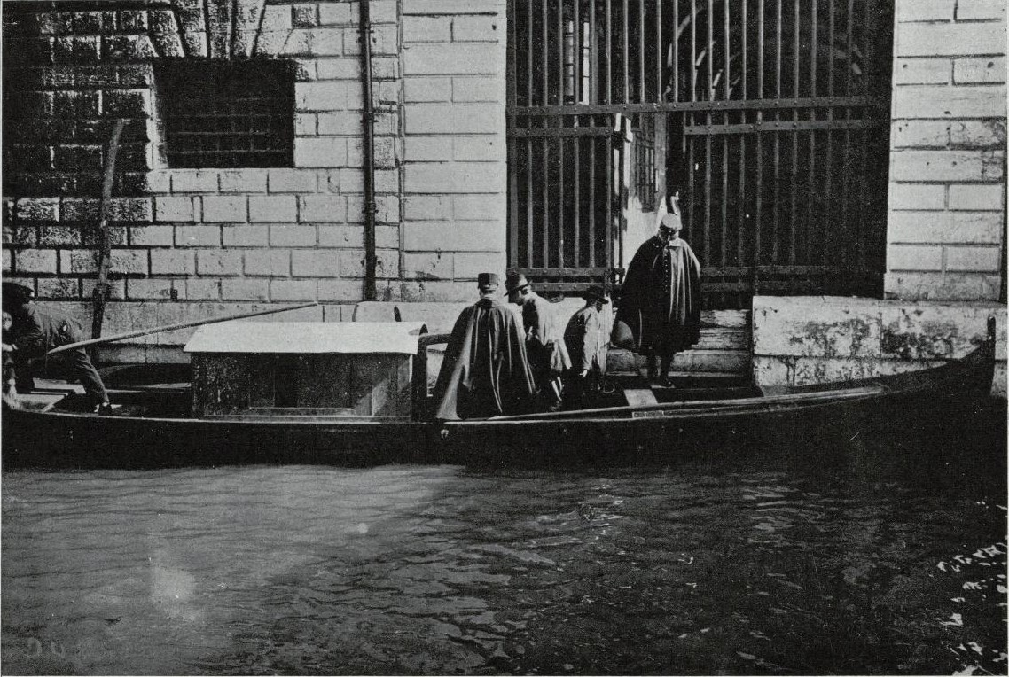 Espa austro-alemn detenido en Venecia, conducido para ser juzgado ante un Consejo de guerra.