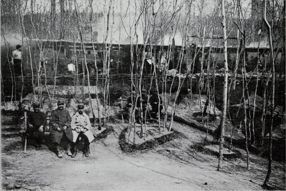 Soldados franceses de las trincheras de la regin de Wovre descansando en un jardn construdo por ellos en el bosque