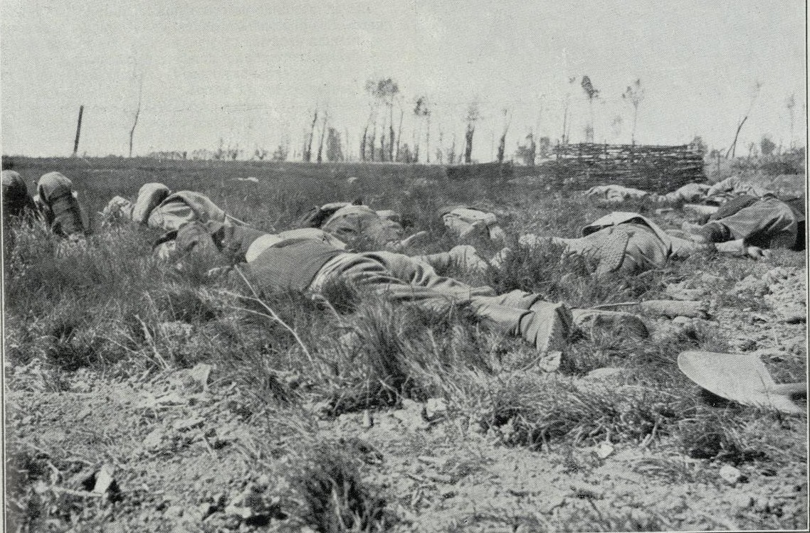 Cadveres de soldados alemanes a la espera de una tregua para ser enterrados