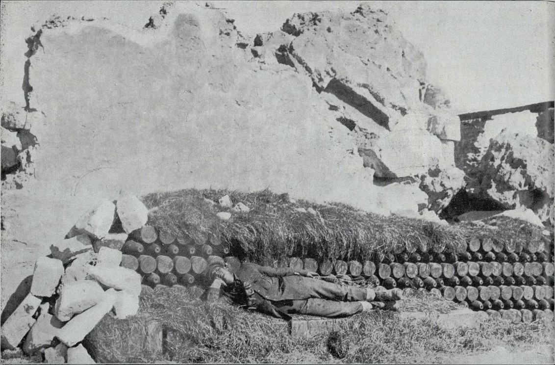 Soldado ingls durmiendo junto a un depsito de granadas en los Dardanelos
