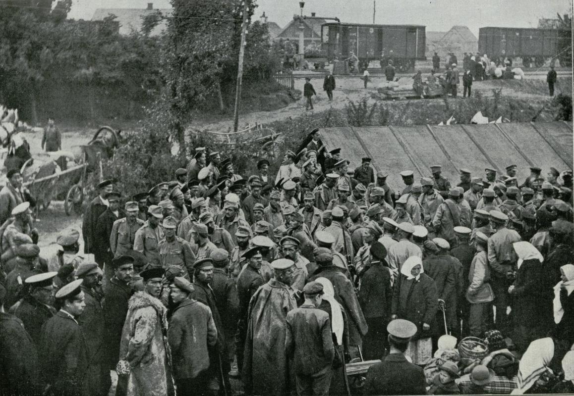Prisioneros austriacos rodeados de soldados y paisanos rusos en una estacin de ferrocarril en Volinia