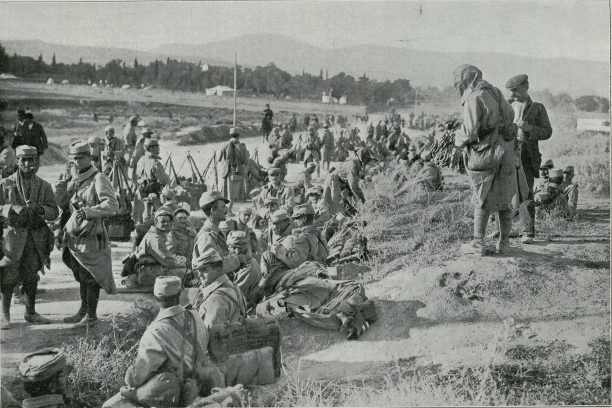 Destacamento de tropas francesas descansando en su marcha al frente blgaro