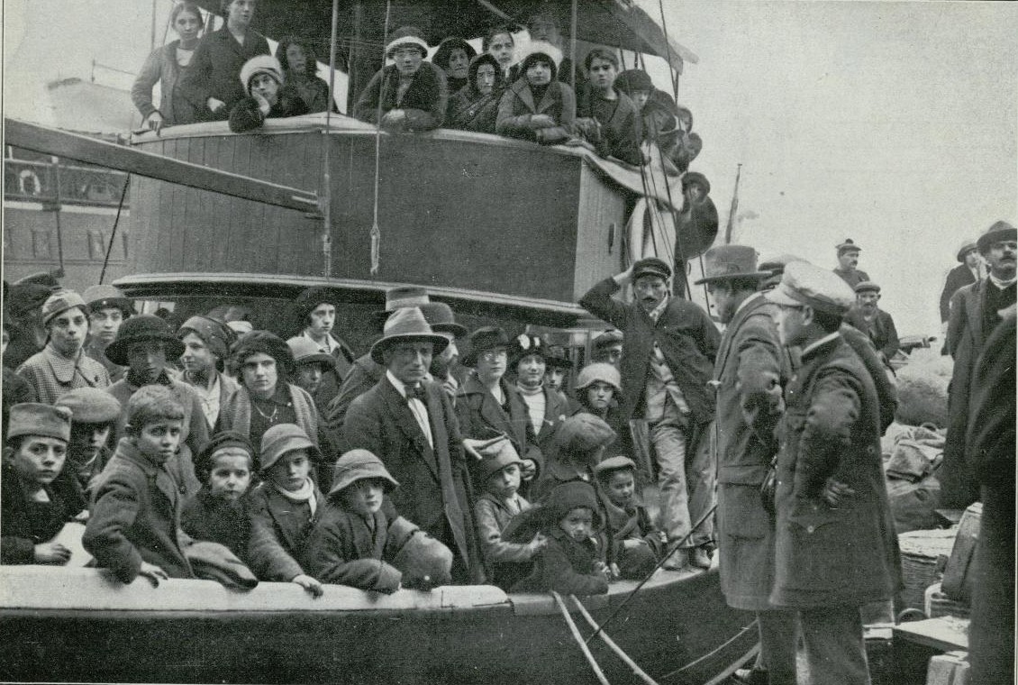 Hurfanos de la guerra serbios llegados a Marsella en un transporte del gobierno francs