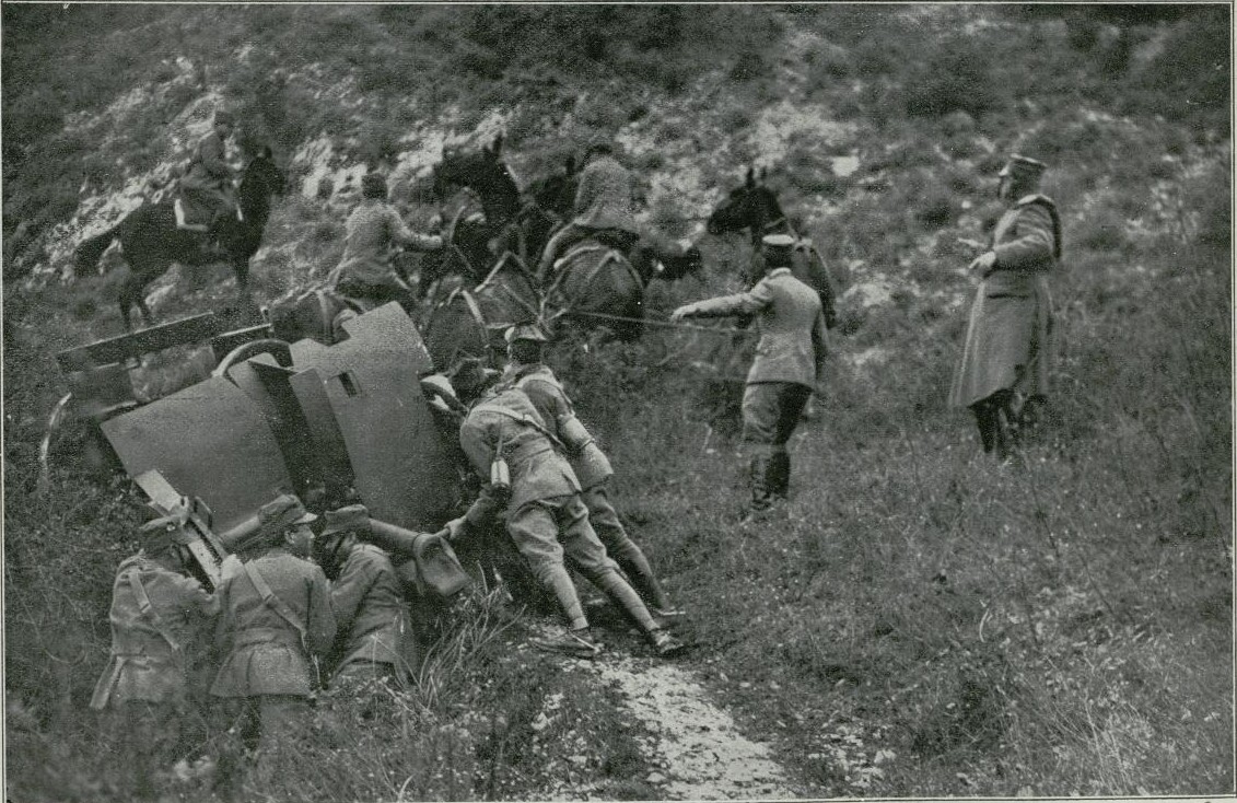 Soldados italianos en la tarea de artillar las montaas que van ocupando