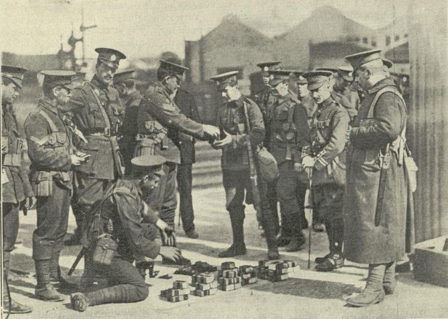 Distribucin de municiones a las tropas britnicas