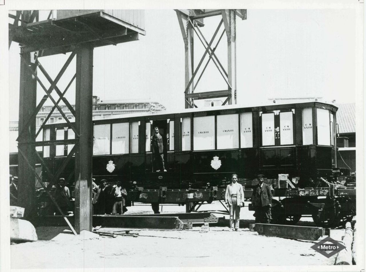 Descarga en la estación de Atoche de los primeros coches, procedentes de Zaragoza