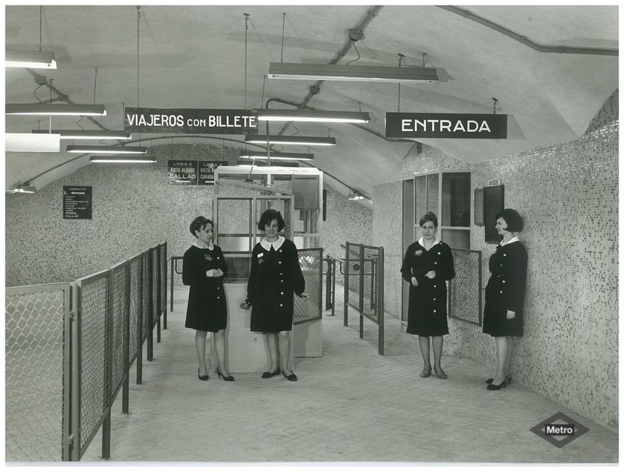 Personal de taquilla de Metro en la estación de Vista Alegre