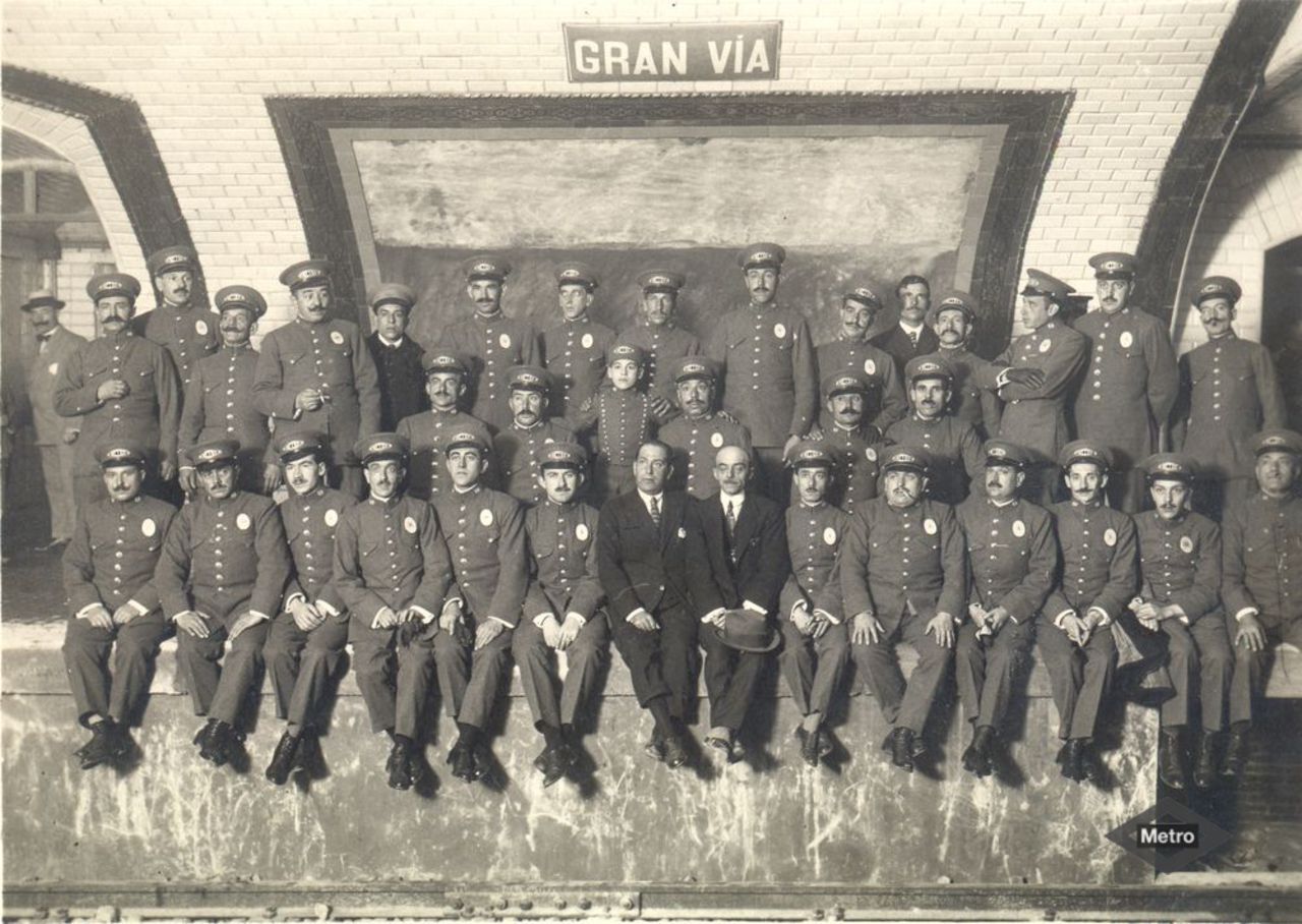 Personal masculino de taquilla de Metro en 1919