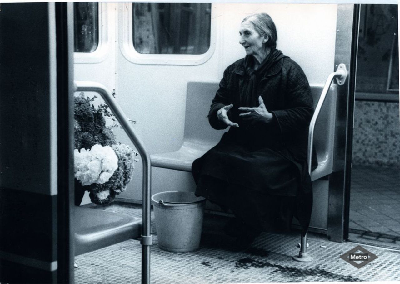 Vendedora ambulante en el interior de un tren 1000
