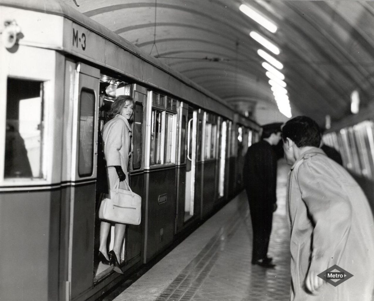 Viajeros de Metro tomando un tren