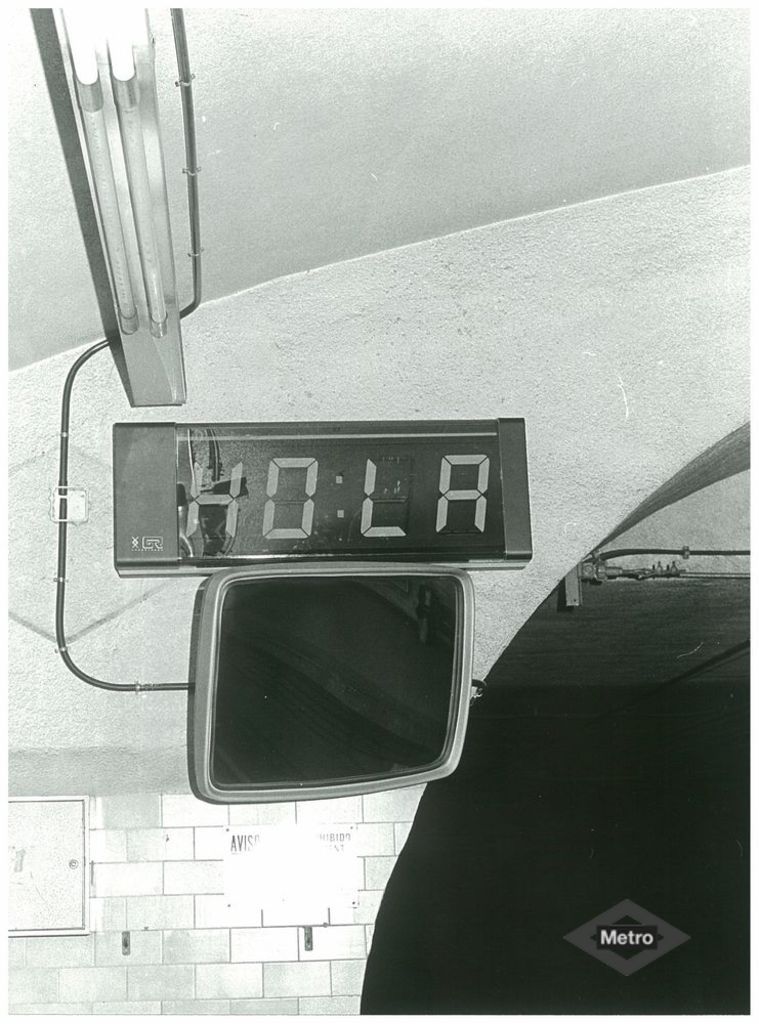 Reloj informativo intervalos en la estacin de Rubn Daro