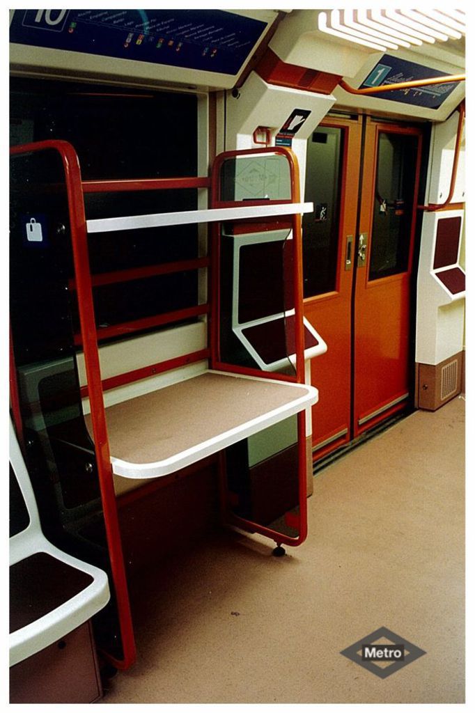 Vista interior de un tren 2000 con portamaletas