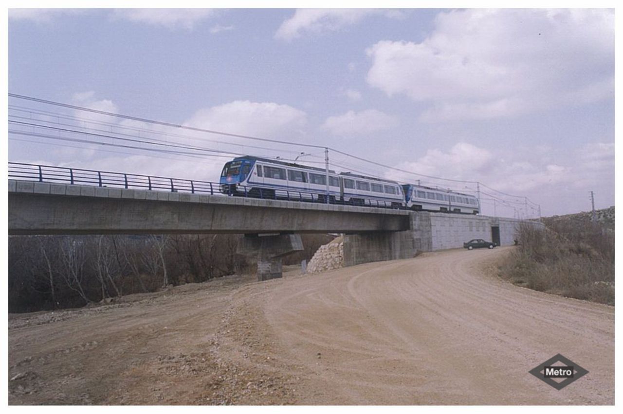 Viaducto de Arganda del Rey con tren 6000