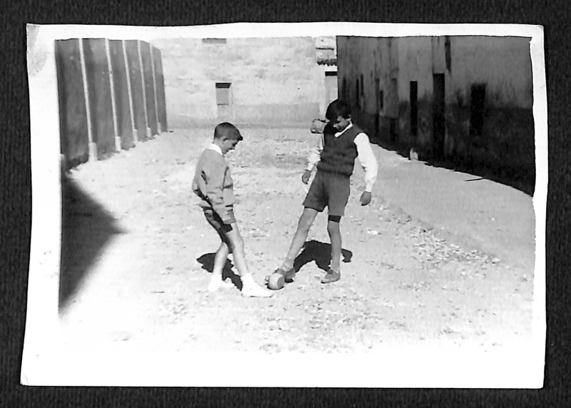 Jugando al futbol en la calle Sierra de Gredos