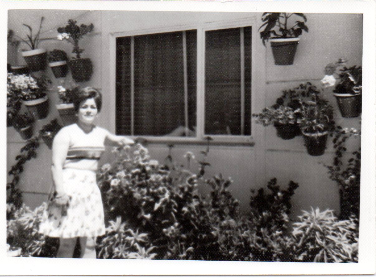 Pilar Snchez en el patio de una vivienda de la UVA de Vallecas