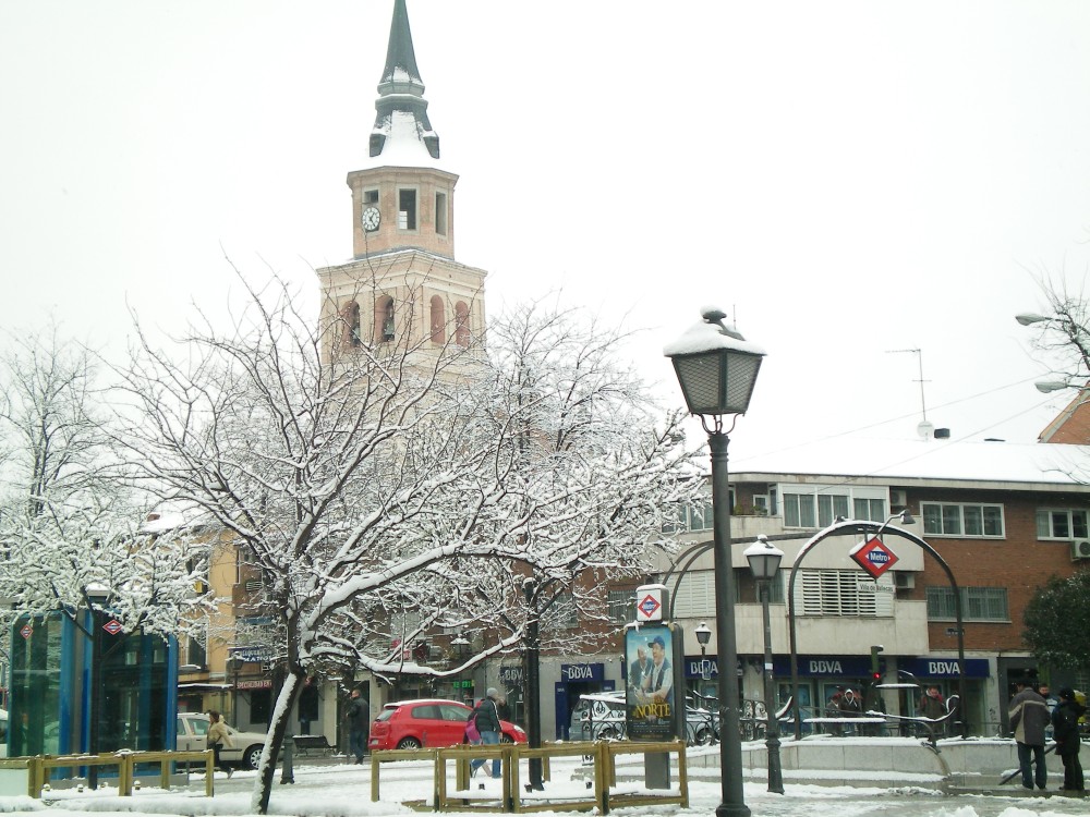 Metro de Villa de Vallecas y la iglesia San Pedro ad Vincula en da de nevada