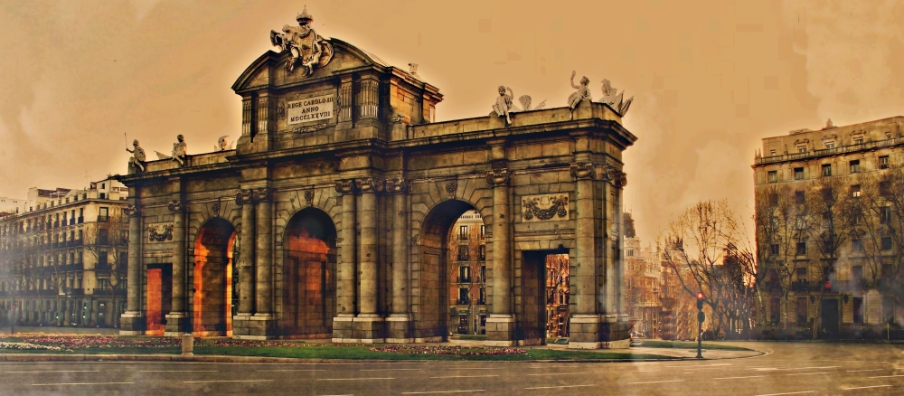 La Puerta de Alcalá en un amanecer lluvioso