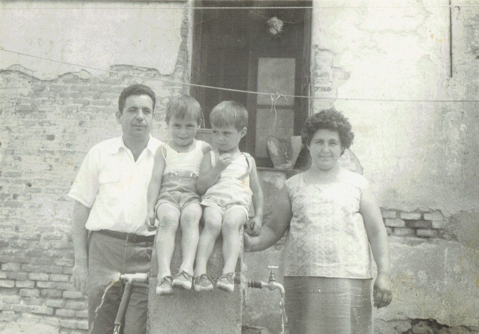 Familia Antn Lorente en la puerta de su domicilio en el Barrio de la Alegra