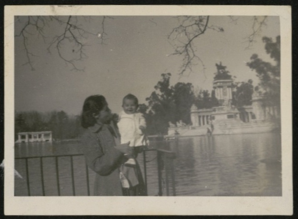 Maribel en brazos de su madre en el parque del Retiro