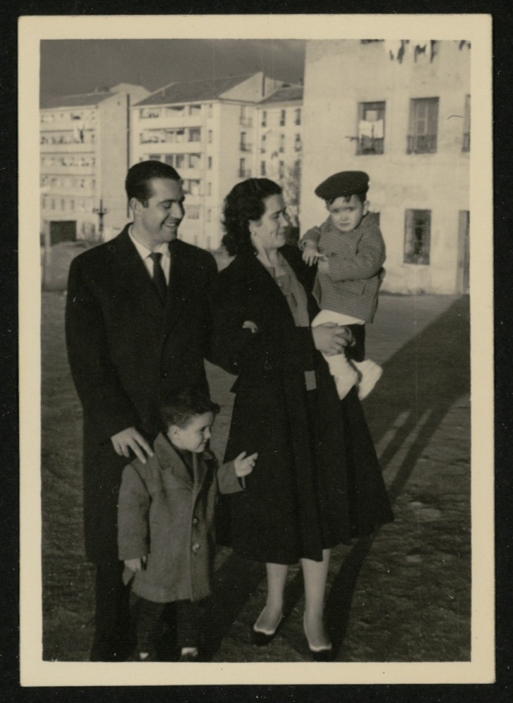 La familia Gil Alcorlo en la Avenida de Federico Rubio, 98