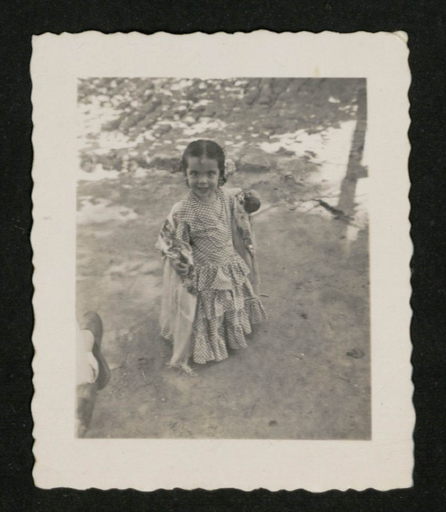 Carmen, de niña, vestida de faralaes en el Parque del Retiro.