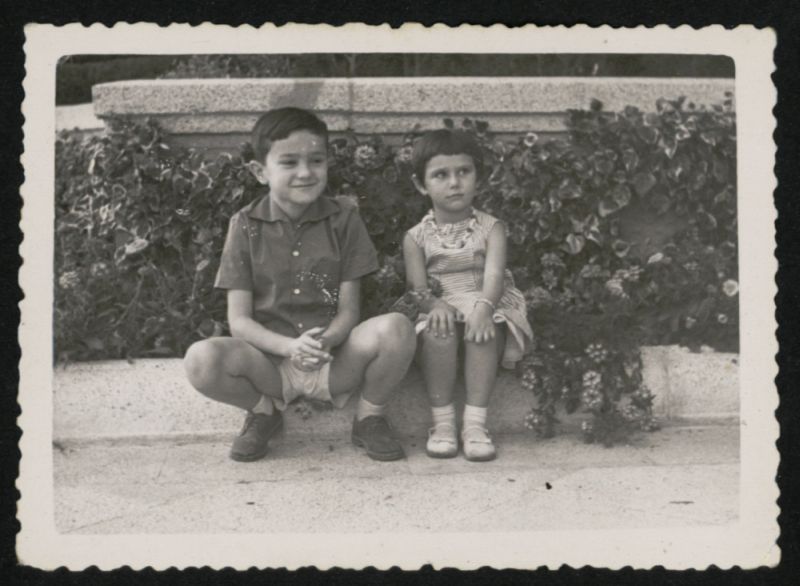 Nios en la Rosaleda del Parque del Buen Retiro