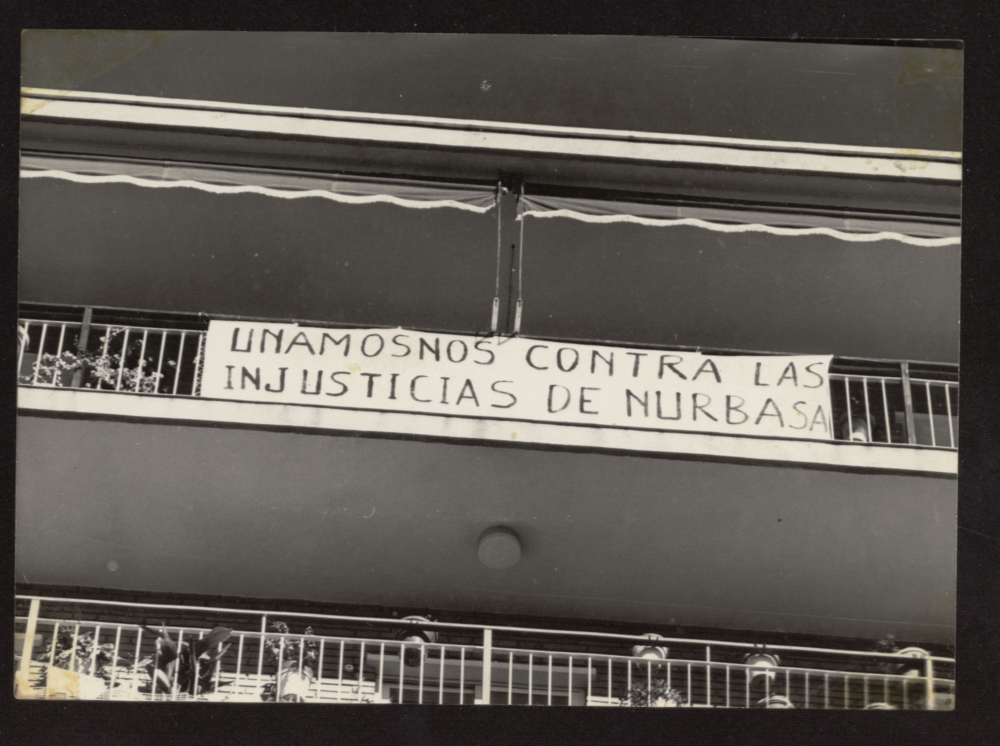 Pancarta en terraza de urbanización de Huerta de la Salud reclamando mejoras