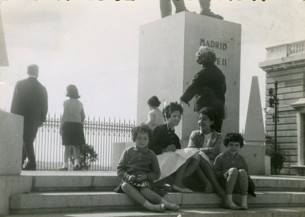 Santiaga Gonzlez con sus hijas Julia, M Luisa y Margarita Pea en la plaza de la Armera