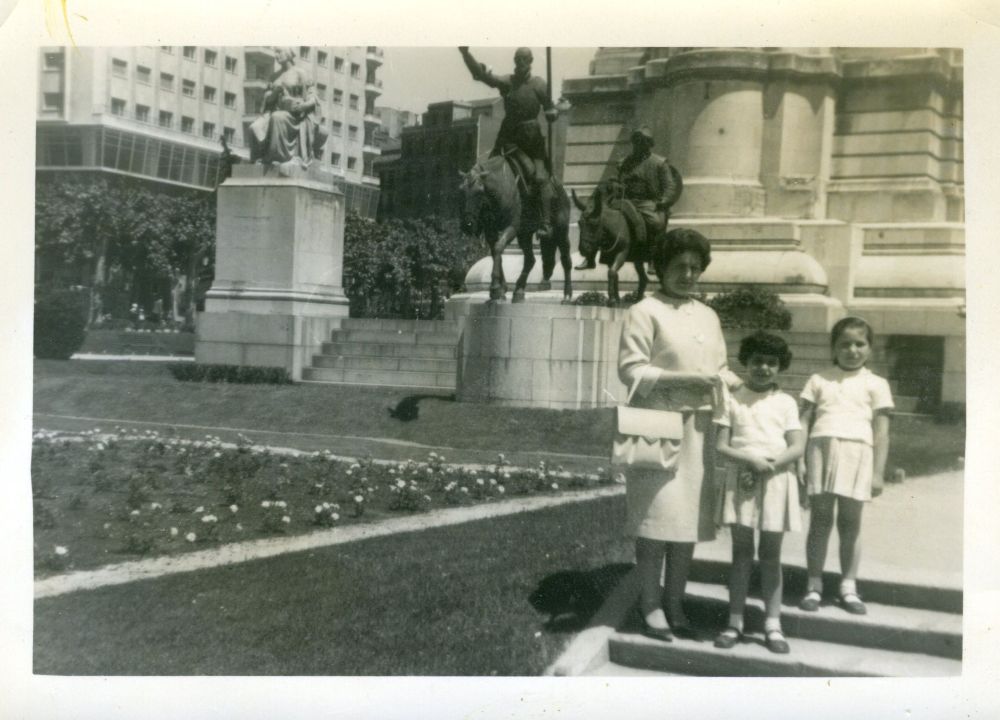 Santiaga González y sus hijas, Margarita y Mª Luisa, en la plaza de España