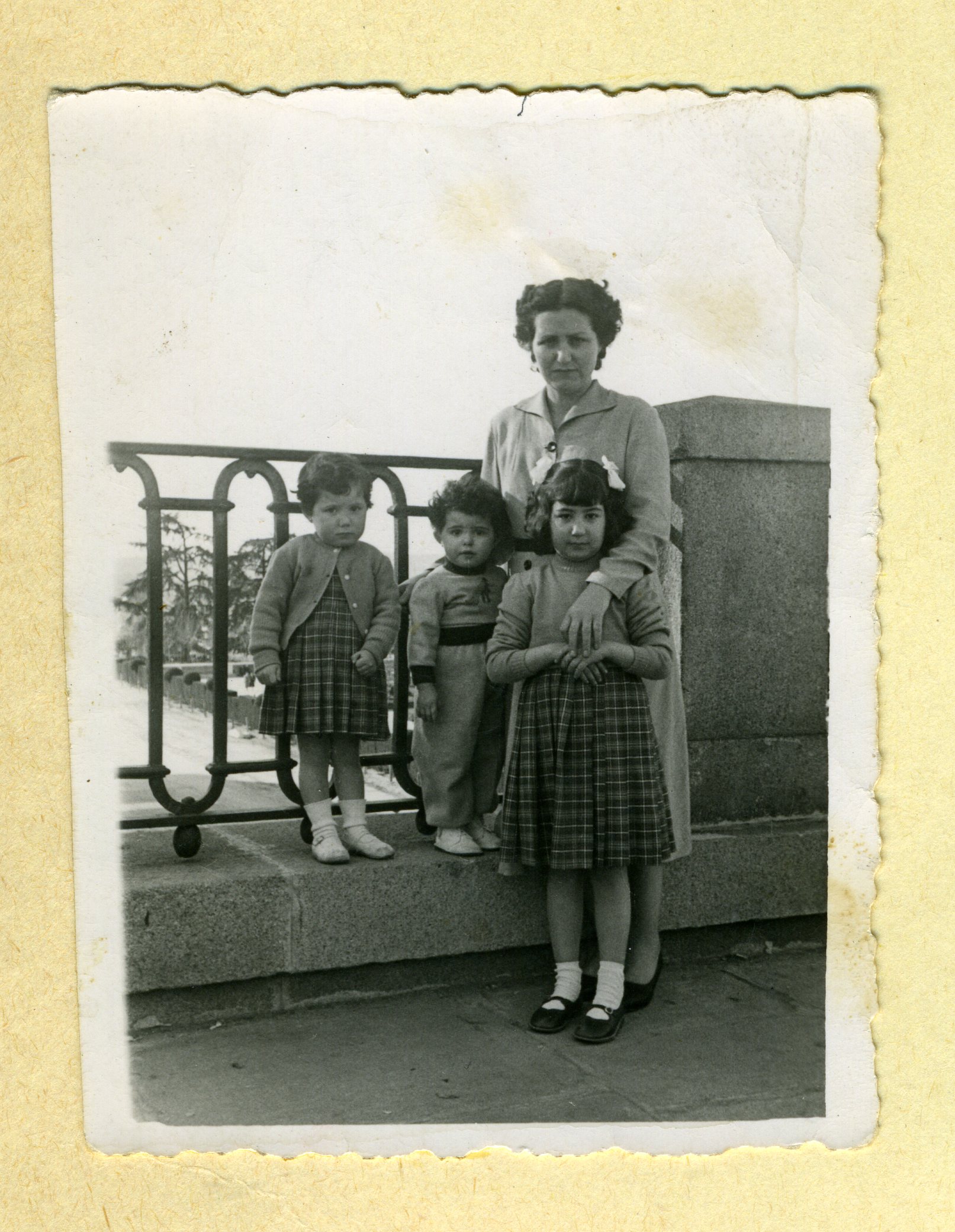 Santiaga Gonzlez y sus hijas junto a los jardines de Sabatini