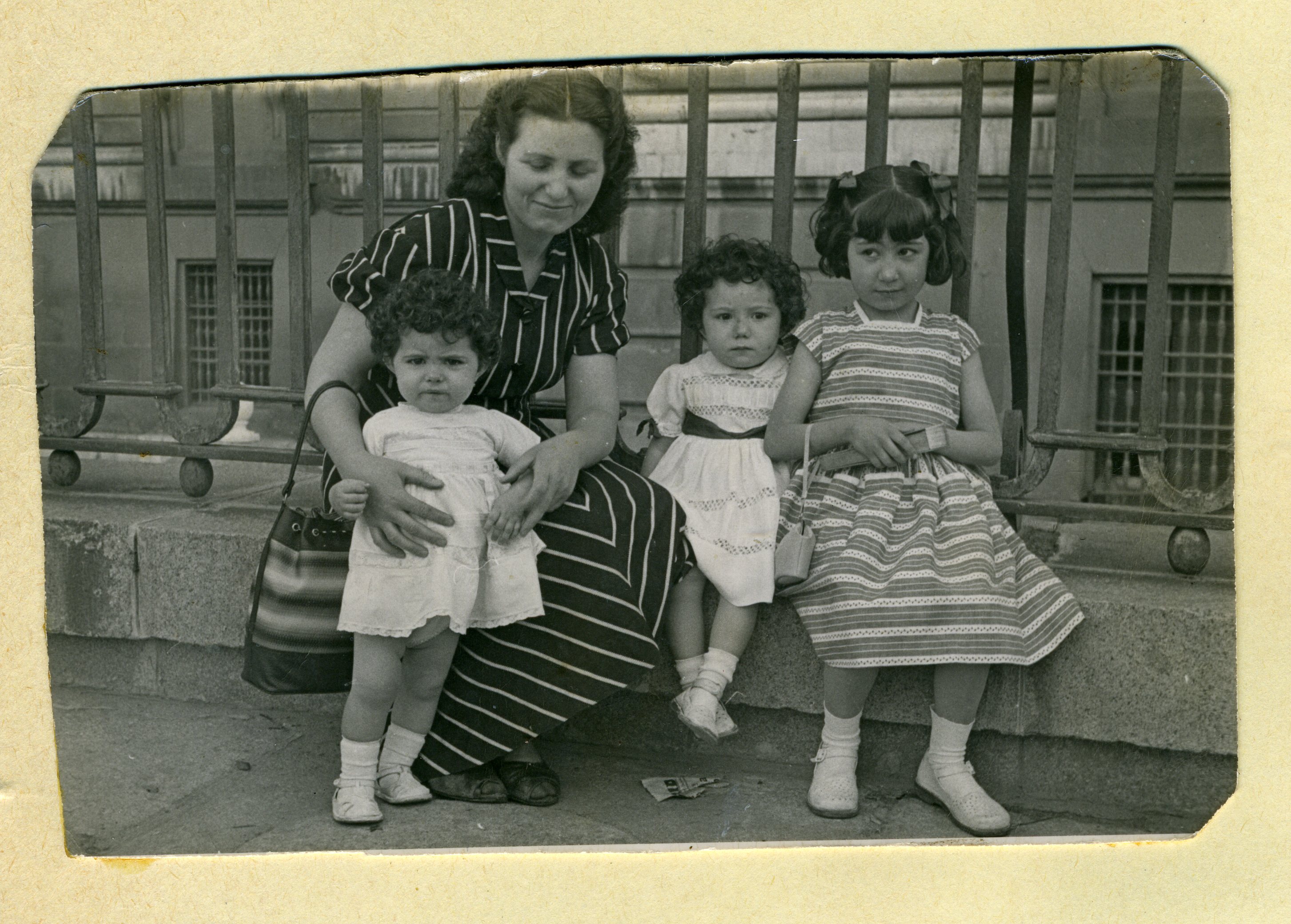 Santiaga Gonzlez y sus hijas en el viaducto de la calle de Bailn