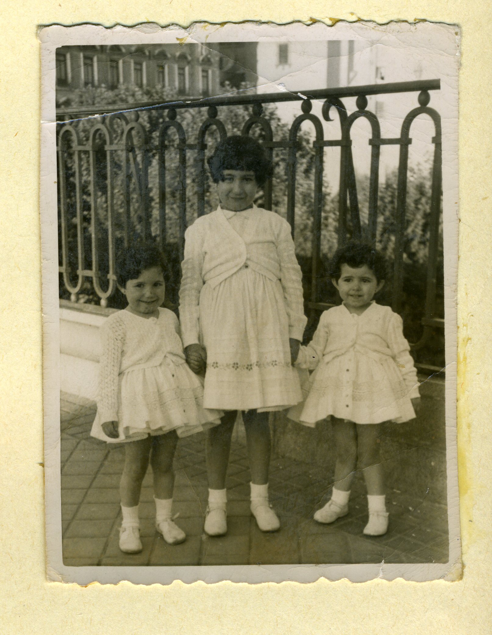 Las hermanas Julia, Mª Luisa y Margarita Peña González en el viaducto de la calle Bailén