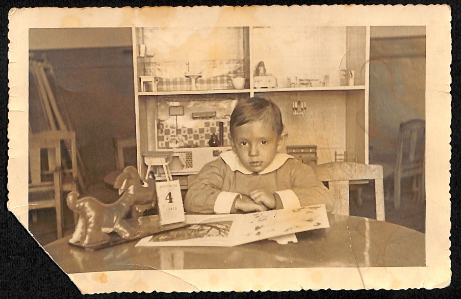 Retrato de alumno infantil en el Grupo Escolar Nacional Beatriz Galindo