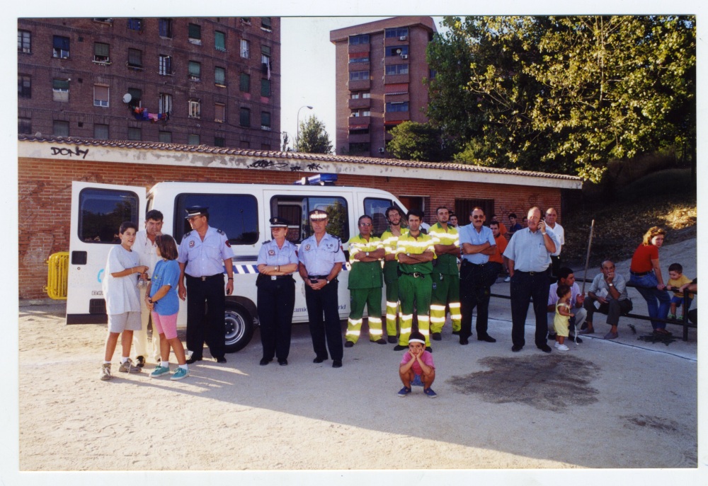 Policías municipales y miembros del servicio de limpieza junto al vestuario del campo de fútbol del puente de Toledo