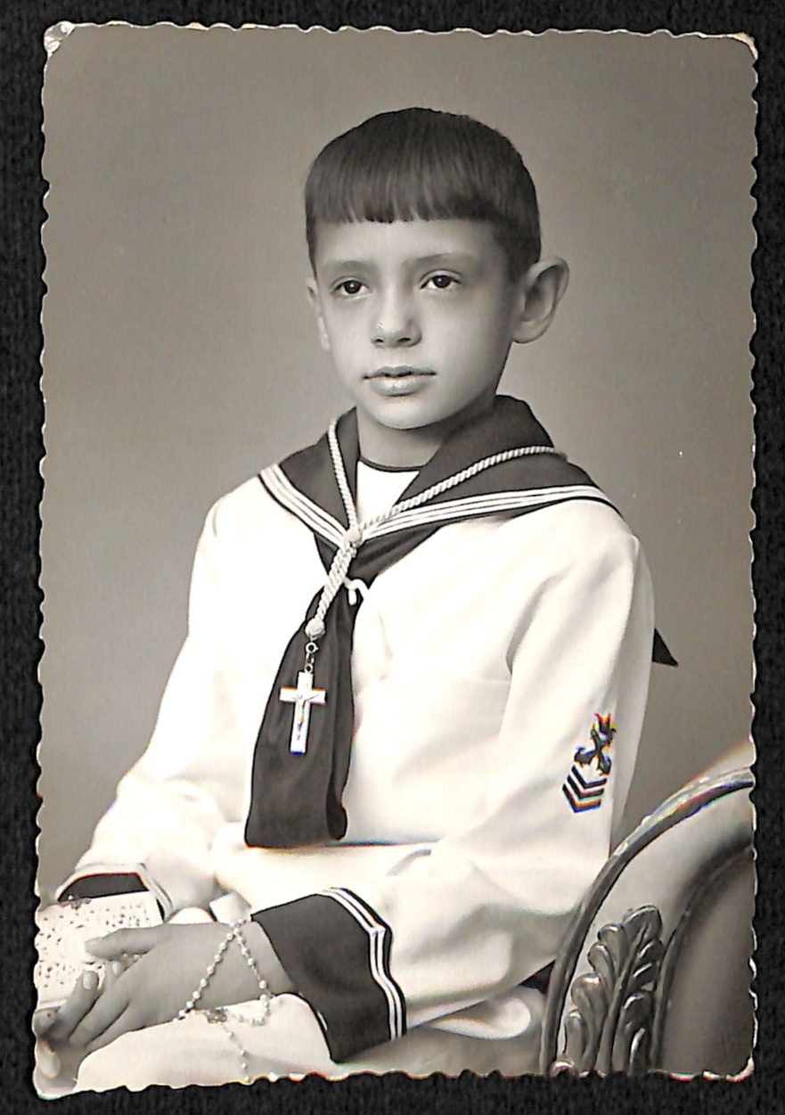 Niño vestido de comunión con traje de marinero