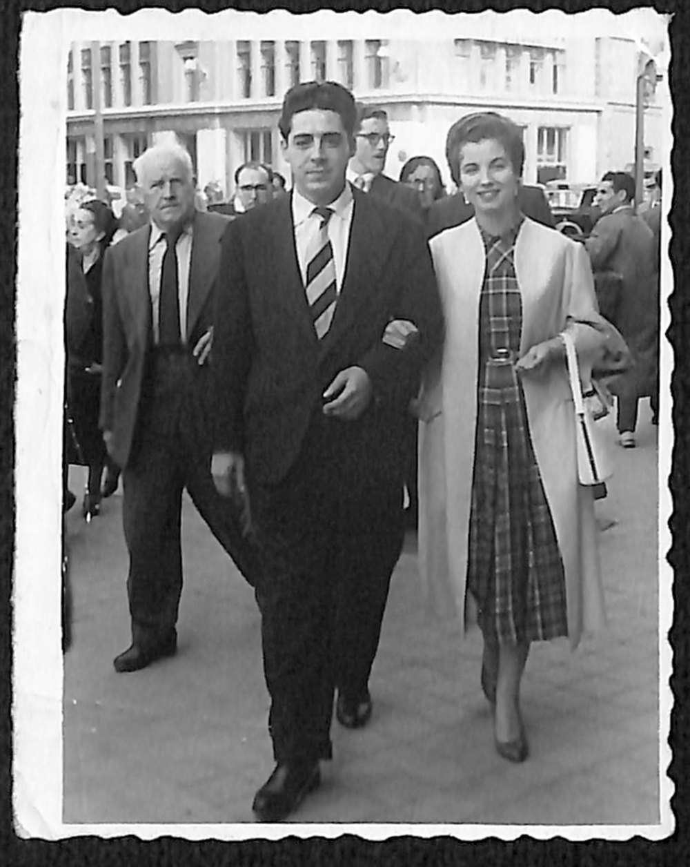 Pepita y Eduardo caminando por Madrid