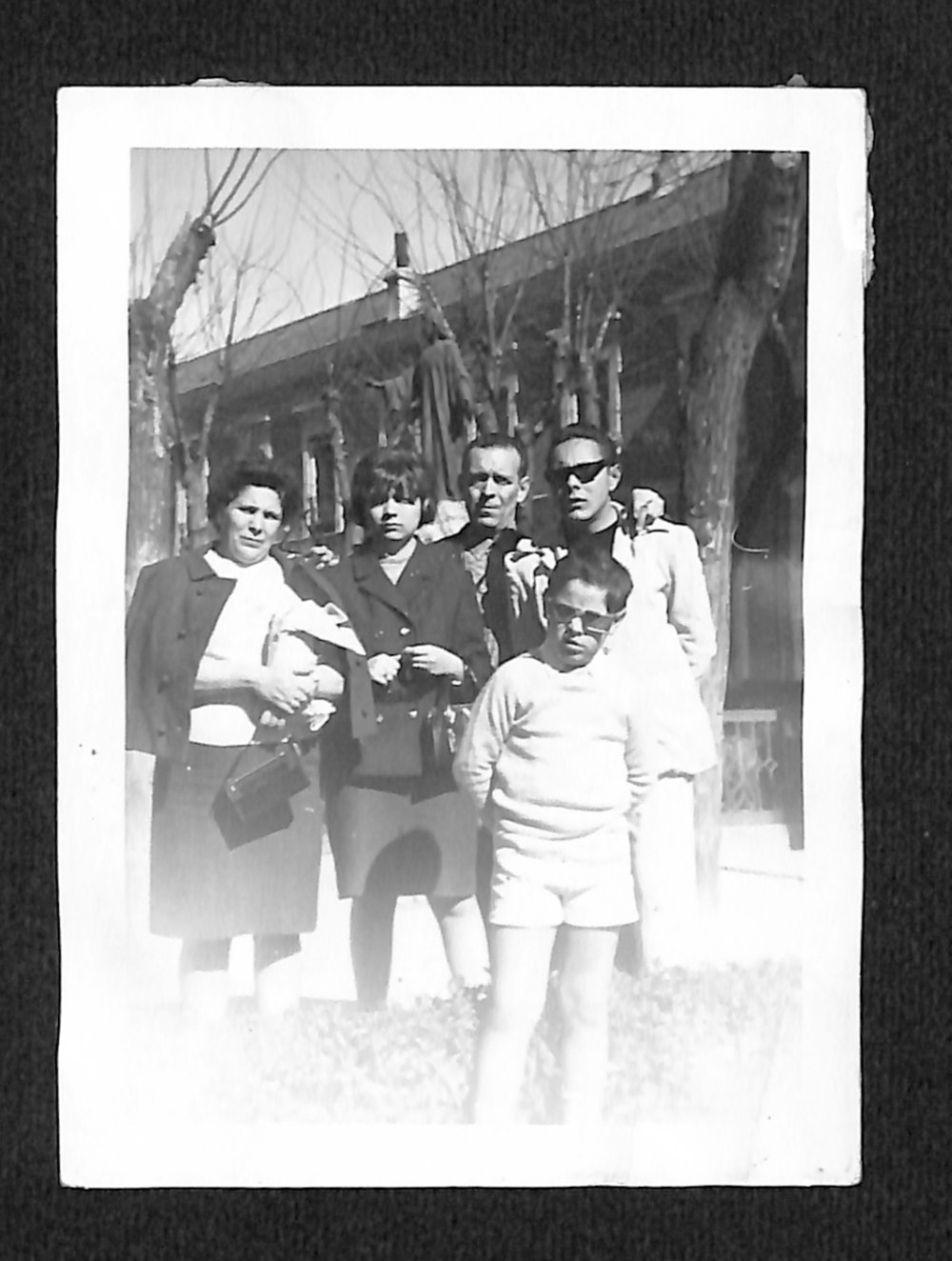Familia en la entrada del Hospital Militar Gómez Ulla
