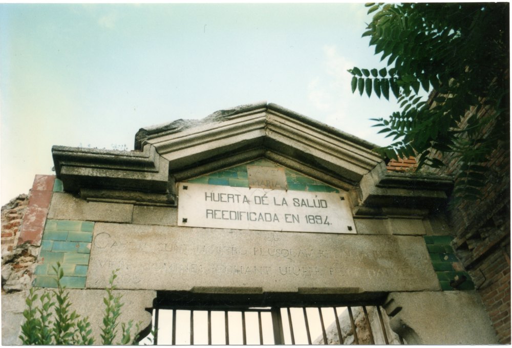 Parte superior de la antigua puerta de entrada a la quinta de Huerta de la Salud