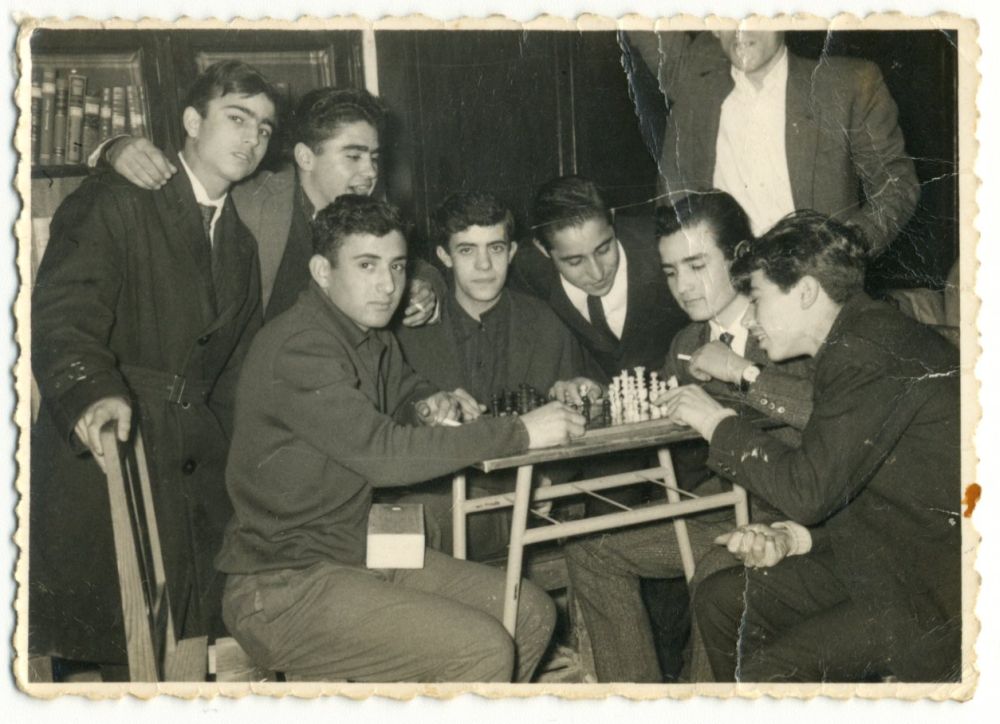 Partida de ajedrez en el club social del Pozo