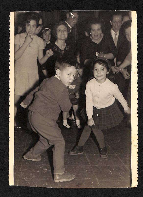 Niños bailando el twist en una boda