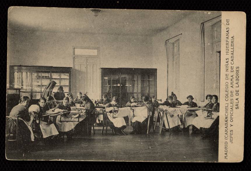 Colegio de nias hurfanas de jefes y oficiales de arma de Caballera, sala de labores, en Carabanchel