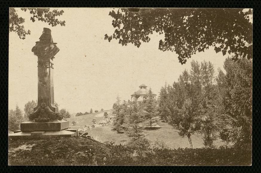 Parque del Oeste. Estatua del General Pintos y Miradero
