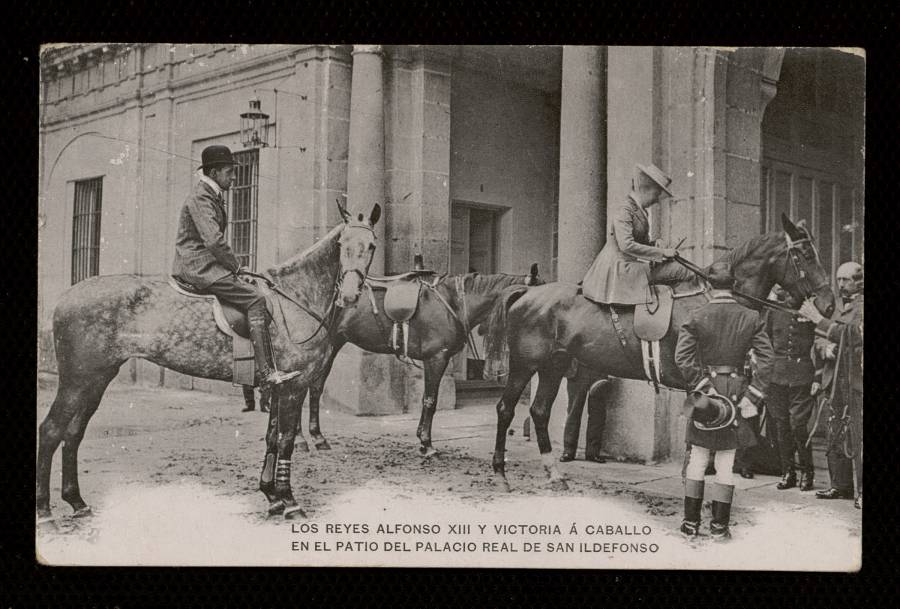 Los reyes Alfonso XIII y Victoria a caballo en el patio del palacio real de San Ildefonso