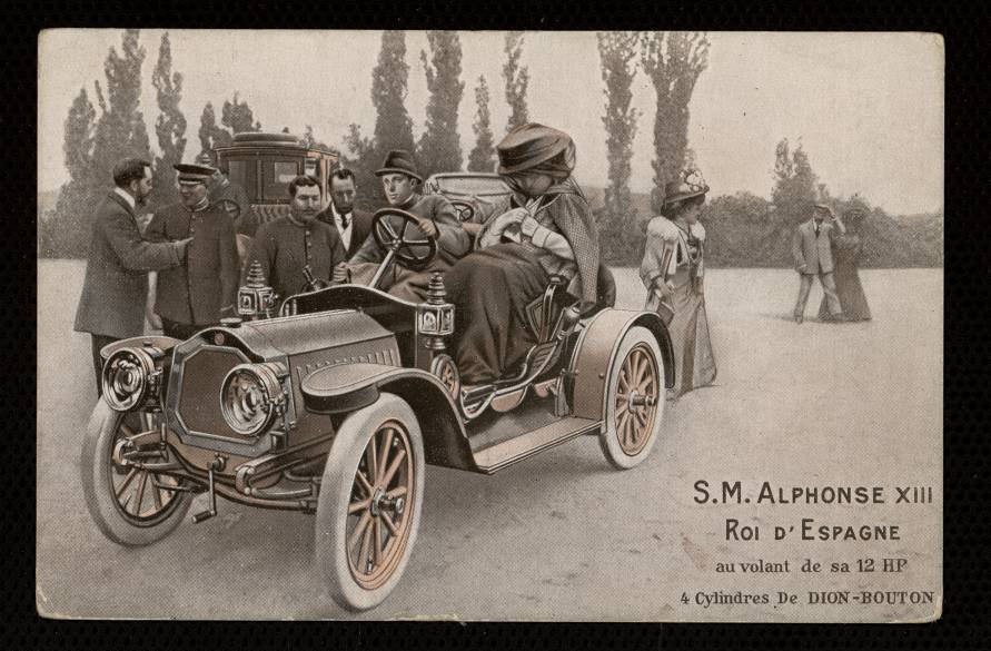 Alfonso XIII al volante de un automovil 4 cilindros de Dion-Bouton