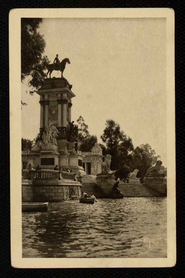 Monumento a Alfonso XII visto desde el estanque
