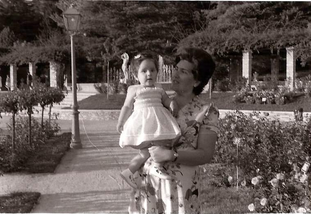 Leonor y su hija en la Rosaleda del Parque del Oeste