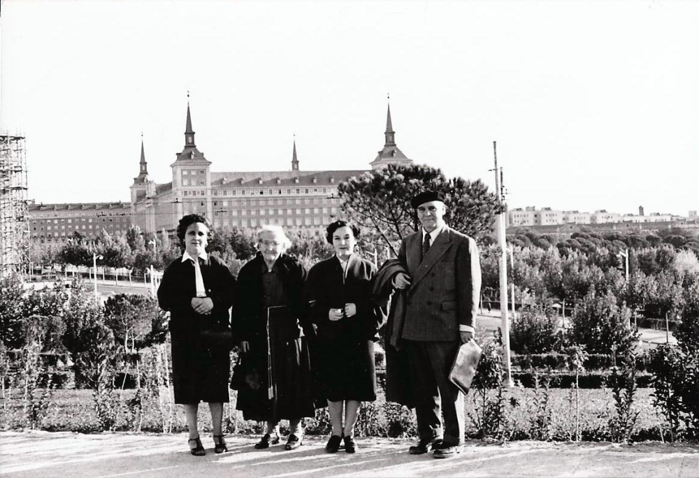 Retrato de familia frente al Ministerio del Aire