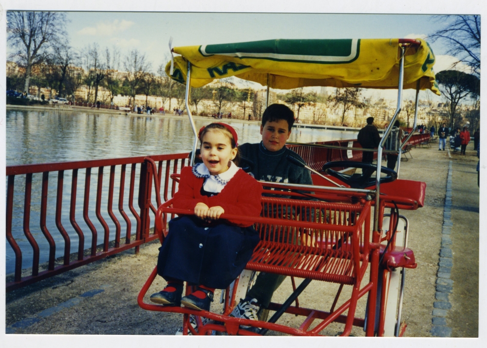 Rocío y Sergio en coche de pedales junto al lago de la Casa de Campo