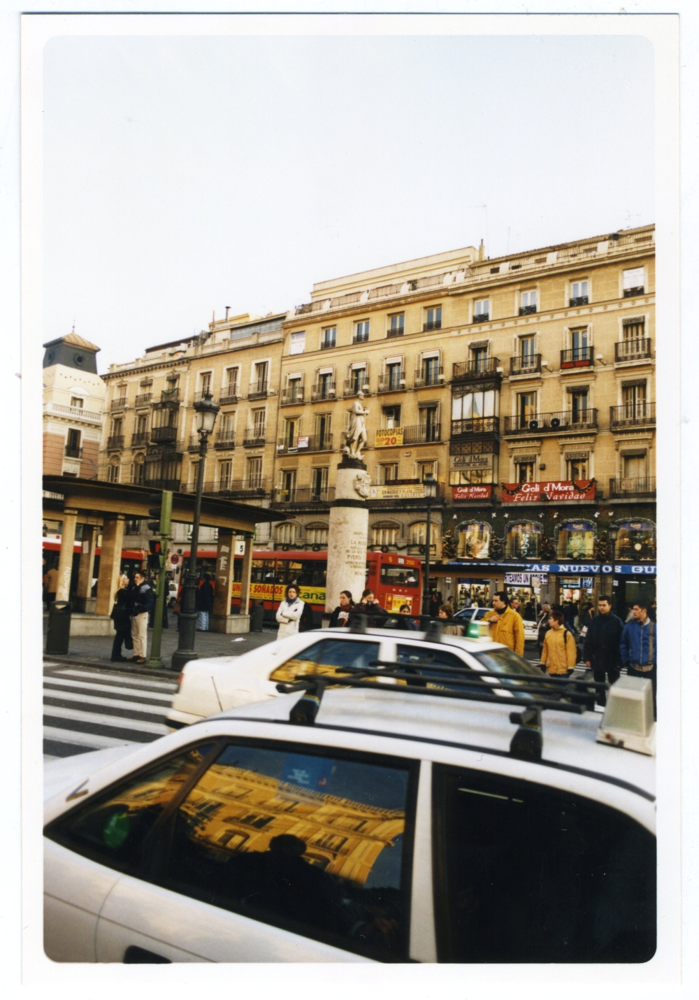 Taxis y autobuses junto a la Mariblanca en la Puerta del Sol