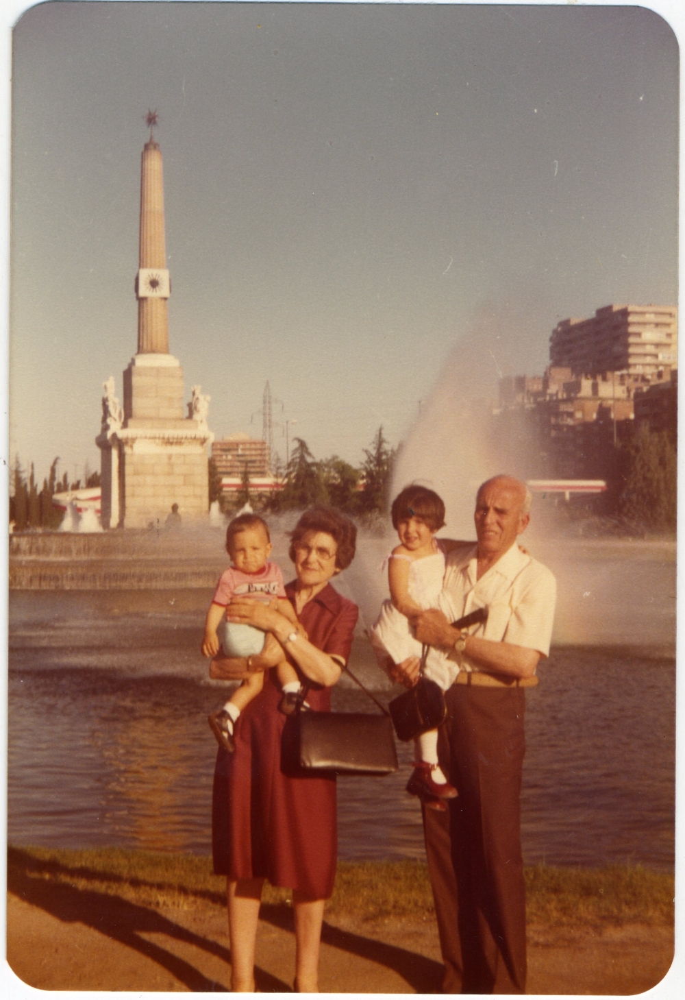 Roberto con su hermana y abuelos ante la fuente del Parque de la Arganzuela